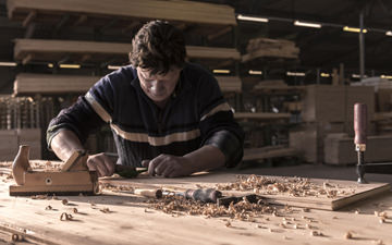 Handscrapping - manual work according to the request of the wood